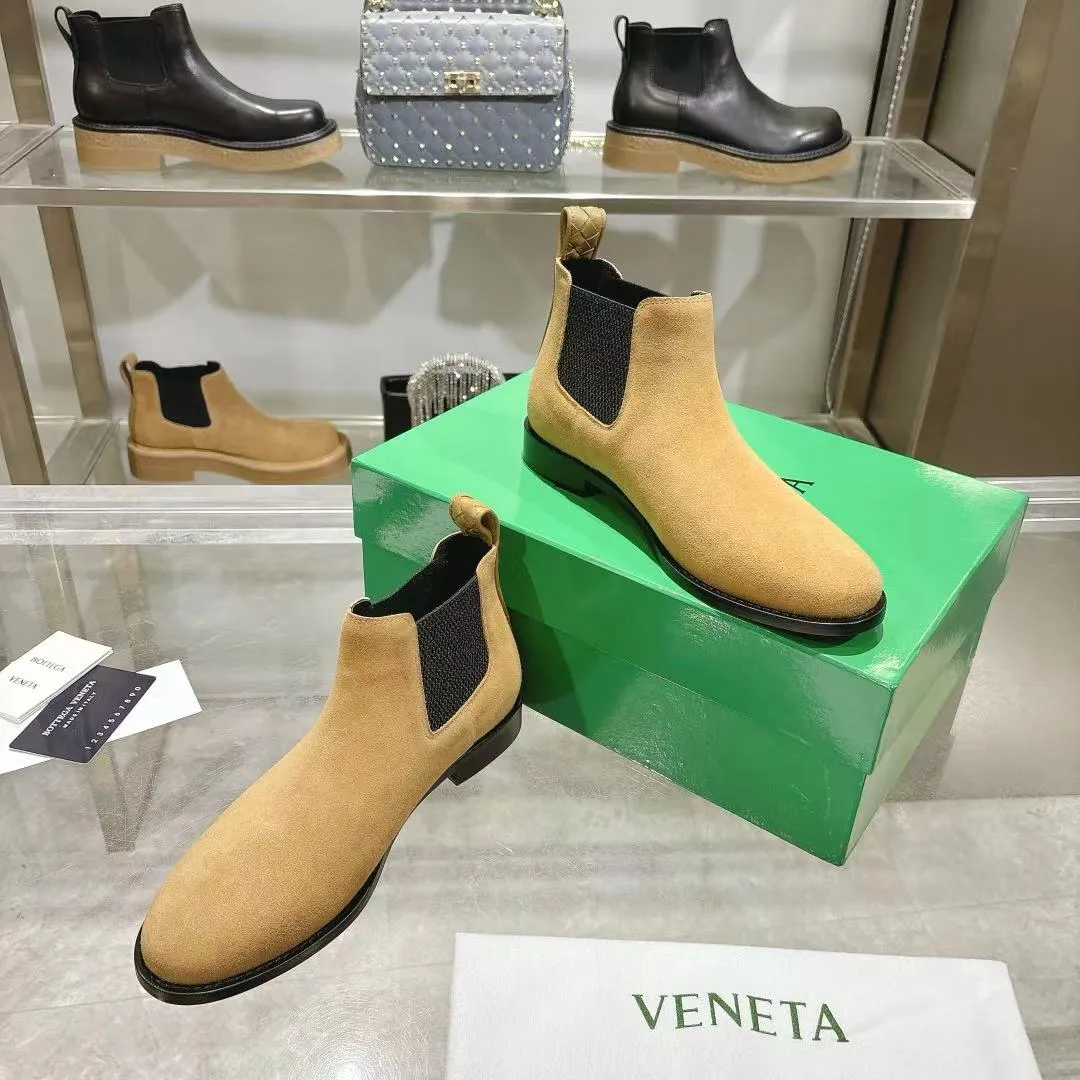 [BV] Top P: 840💰Size for couples: Female 35-39 Male 39--44 (Female 40. Male 38.45.46.47 customization is not returnable) [Note‼ ️] Add 💰 to size 46, add 20💰 to size 47, Bottega Veneta 2025 autumn and winter counter synchronized style Bottega Veneta small round toe short boots, high mercerized cow velvet, solid color cow lining! Leather outsole! A one-to-one replica of the original! Fine workmanship! quality assurance!